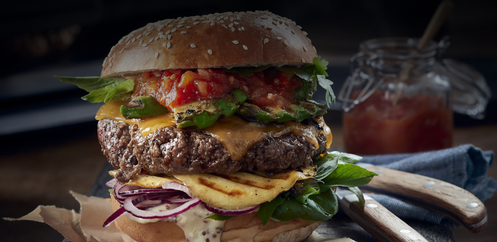 Говежди бургер с авокадо и манго